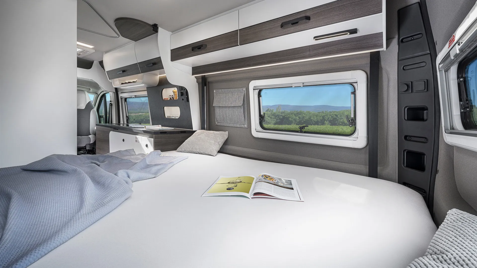 Vantourer Campervan 630L Einzelbett Mit Blick Auf Kueche Mj 2026